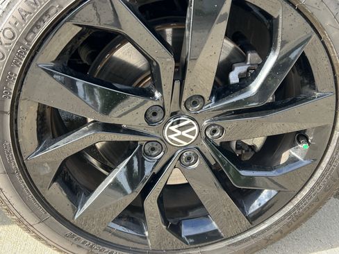 Certified 2022 Volkswagen Taos SE w/ Panoramic Sunroof Package FWD image 11