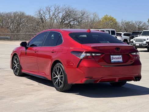 Used 2022 Toyota Camry SE image 4