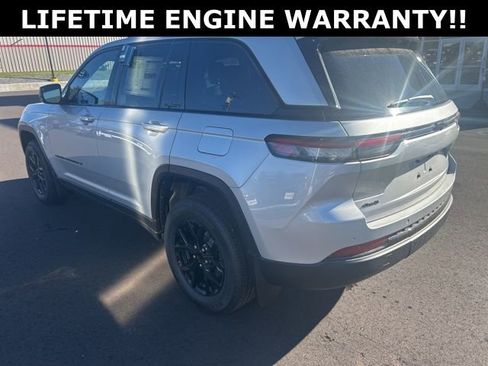 Used 2025 Jeep Grand Cherokee Altitude AWD/4WD image 5
