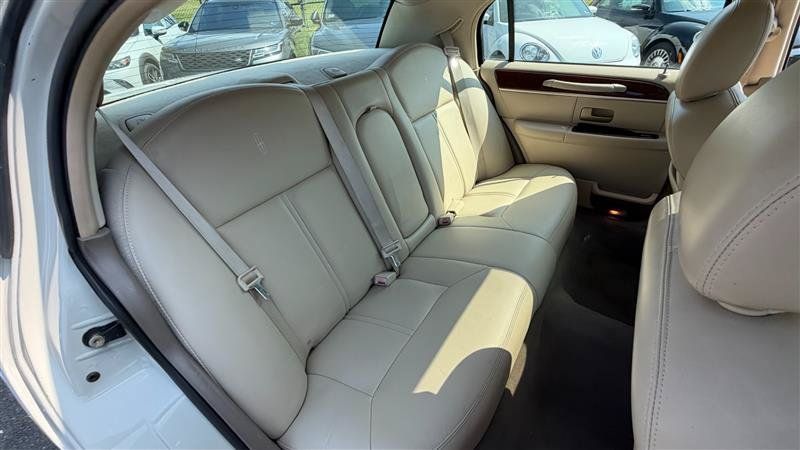 Used 2005 Lincoln Town Car Signature Limited RWD image 16