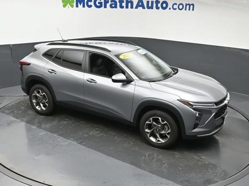 Used 2025 Chevrolet Trax LT FWD image 3