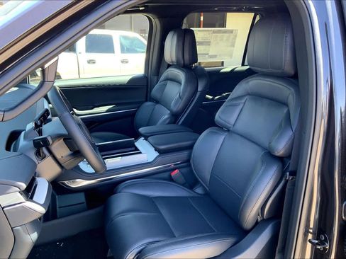 New 2026 Lincoln Navigator L Reserve AWD/4WD image 9