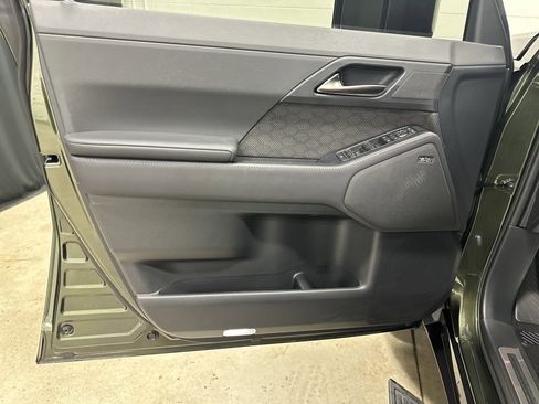 Used 2025 Lexus GX 550 w/ Accessory Package (2T) AWD/4WD image 16