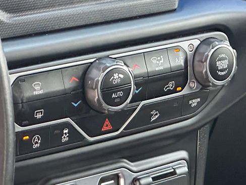 Used 2020 Jeep Wrangler Unlimited Sahara image 14