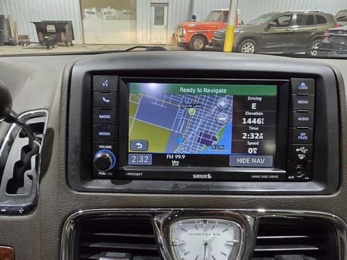 Used 2013 Chrysler Town & Country Touring image 39