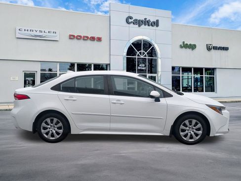 Used 2020 Toyota Corolla LE FWD image 2
