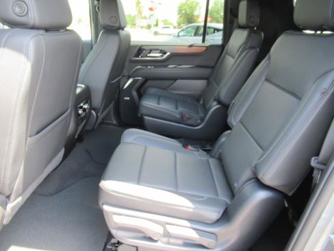 Used 2025 GMC Yukon XL Denali AWD/4WD image 34