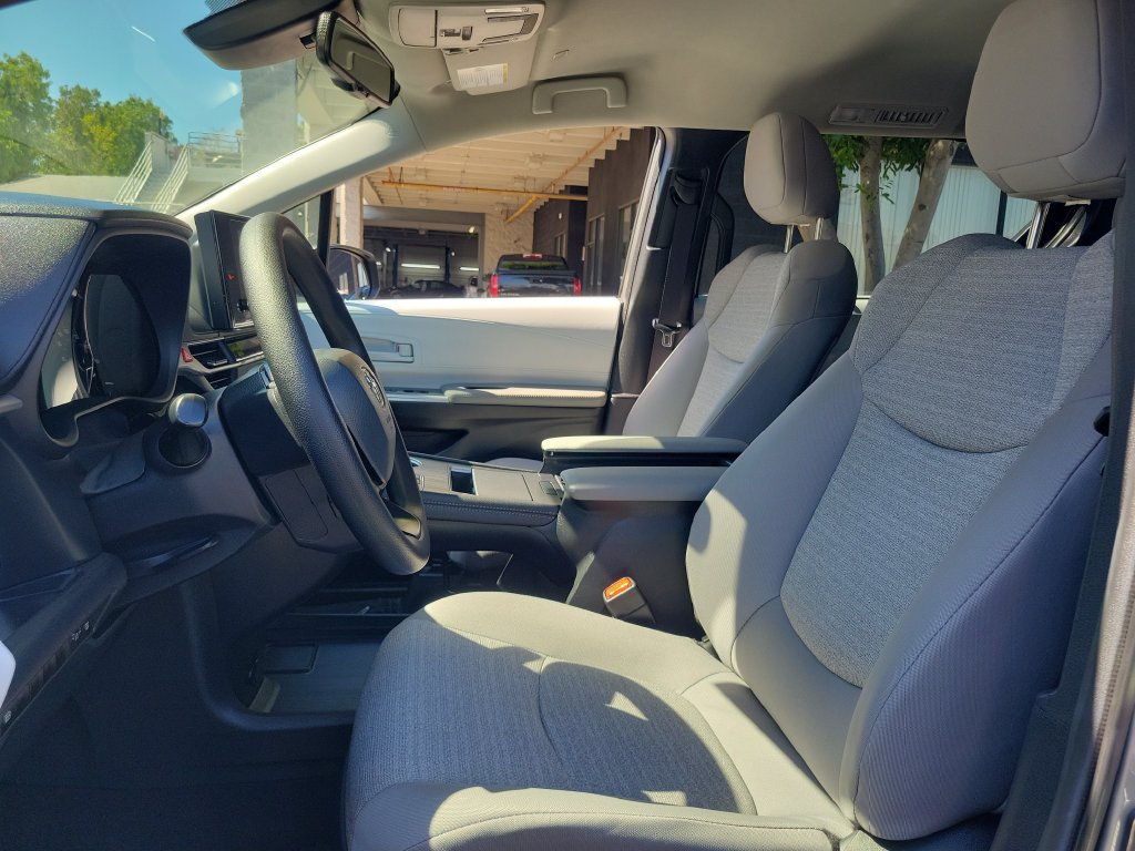 Used 2026 Toyota Sienna LE FWD image 17