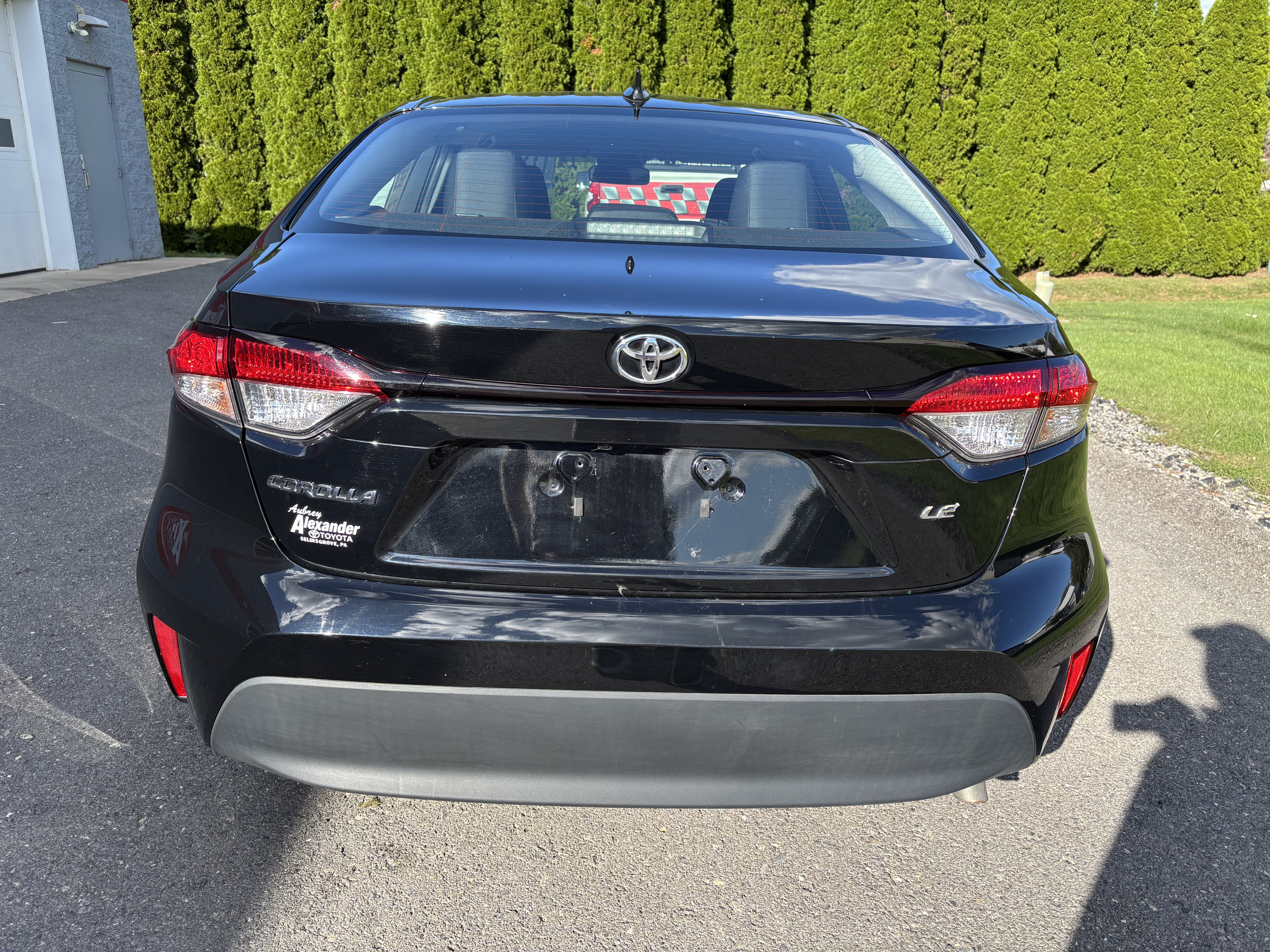 Used 2025 Toyota Corolla LE FWD image 4