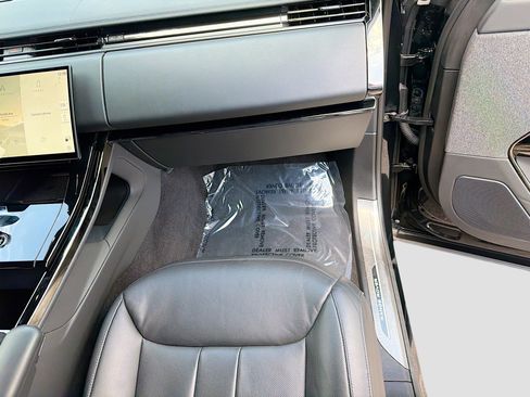 Used 2025 Land Rover Range Rover Sport SE image 18