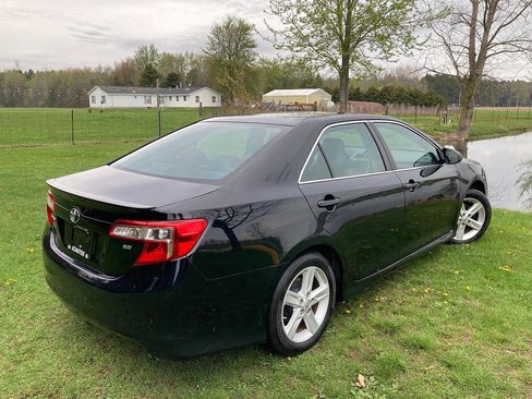 Used 2014 Toyota Camry SE w/ Moonroof Package FWD image 9
