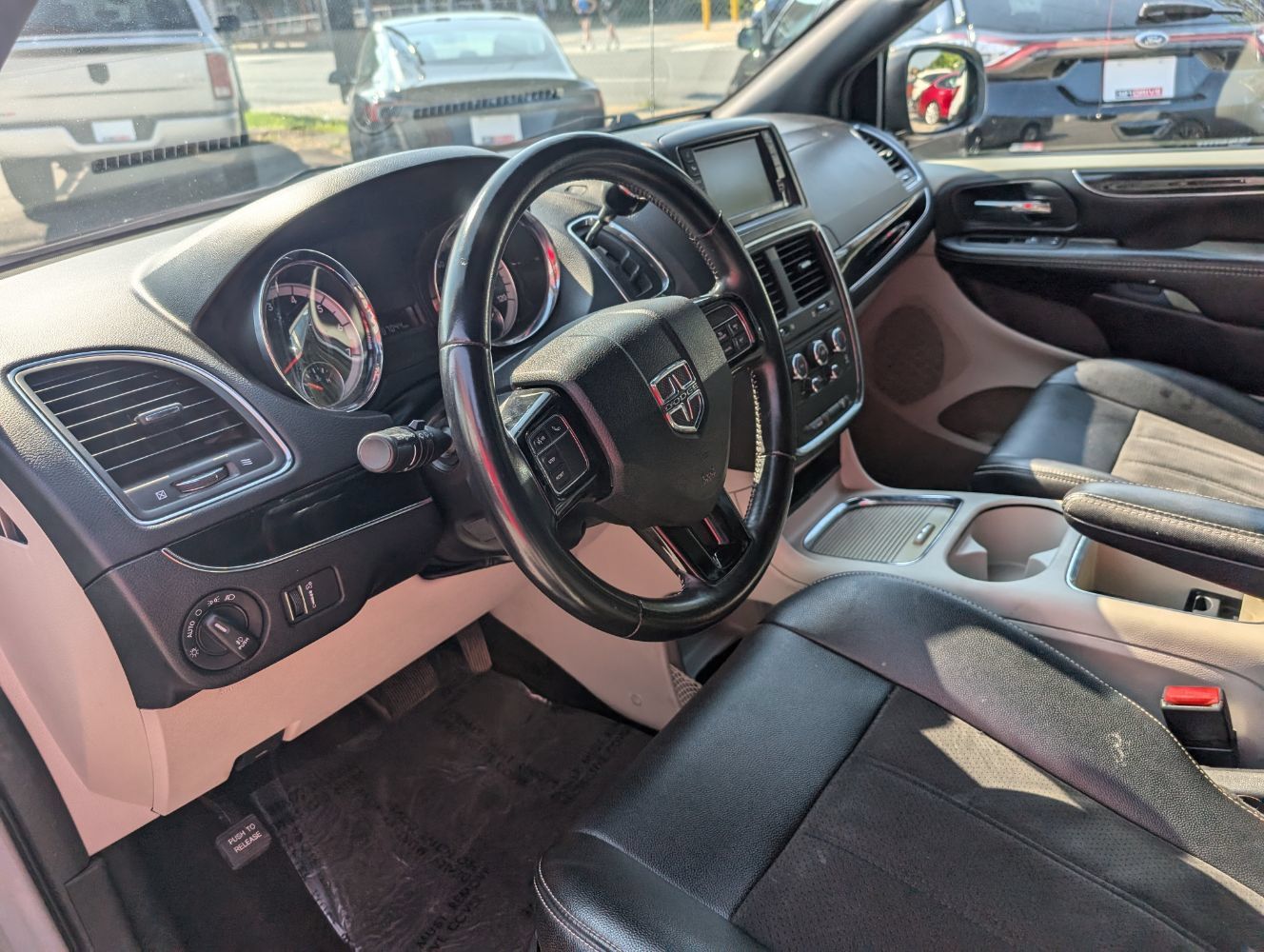 Used 2020 Dodge Grand Caravan SXT FWD image 12
