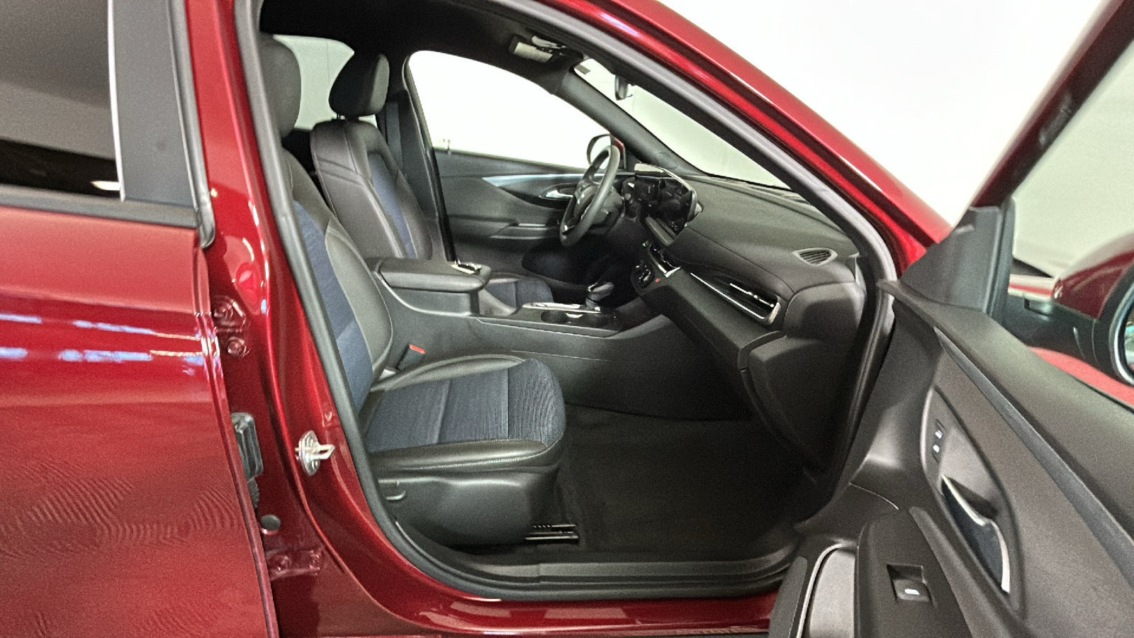 Used 2025 Buick Envista Preferred FWD image 35