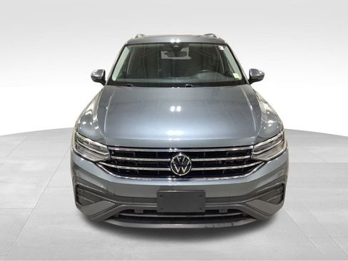 Used 2022 Volkswagen Tiguan SE w/ Panoramic Sunroof Package image 3