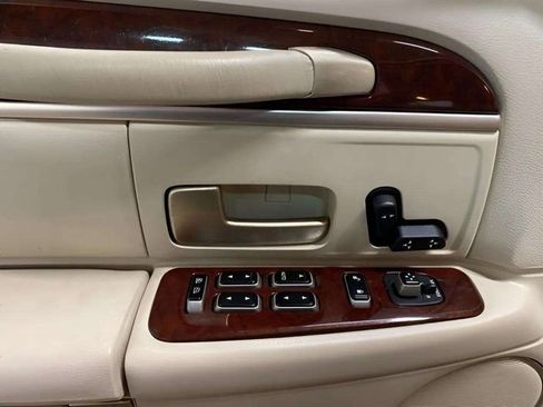 Used 2005 Lincoln Town Car Signature image 29
