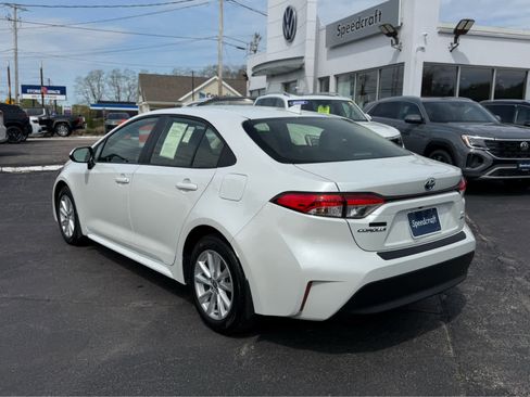 Used 2025 Toyota Corolla LE w/ LE Premium Package FWD image 5