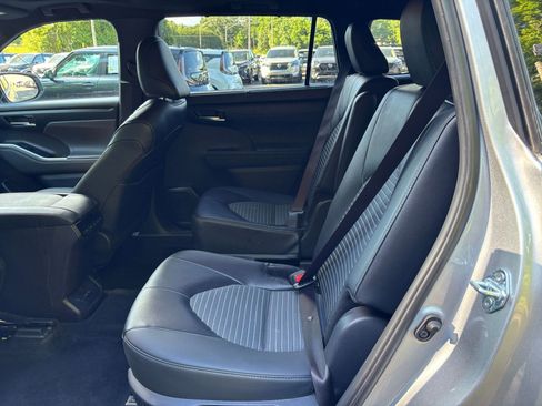 Used 2025 Toyota Highlander XSE AWD/4WD image 28