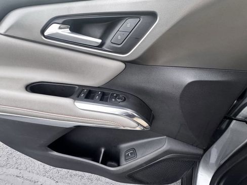 Used 2025 Chevrolet Traverse LT image 15