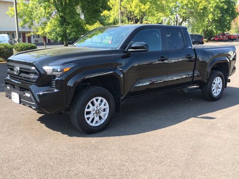 Used 2024 Toyota Tacoma SR5 AWD/4WD image 11
