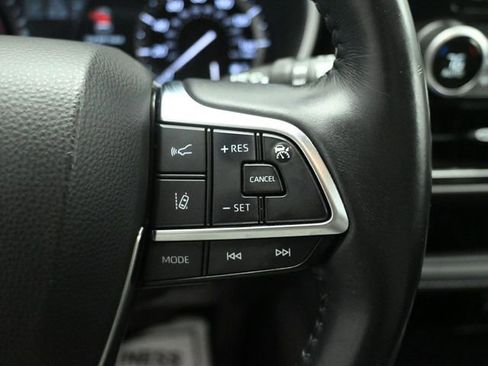 Used 2021 Toyota Highlander XLE AWD/4WD image 14