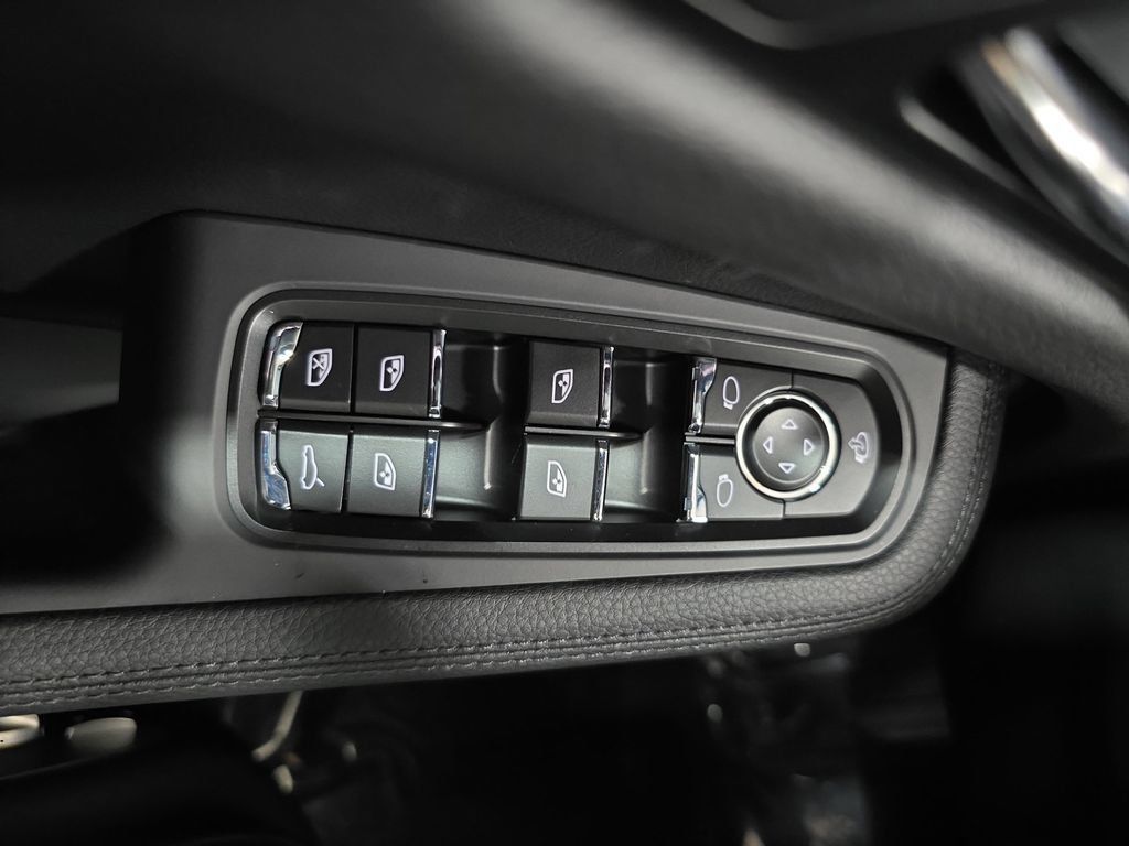 Certified 2026 Porsche Macan AWD/4WD image 21