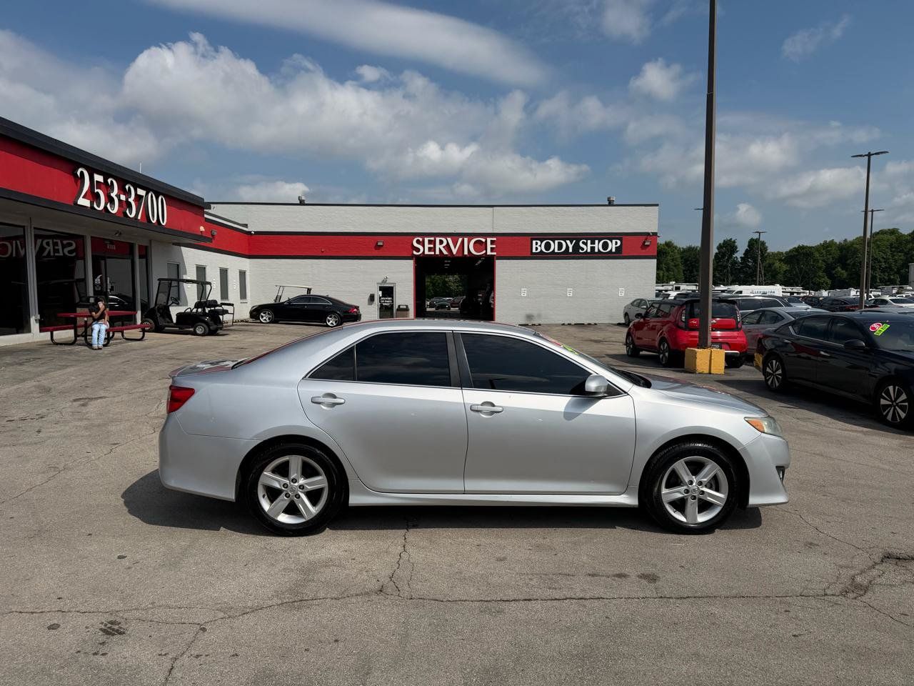 Used 2014 Toyota Camry SE w/ Fleet Convenience Package FWD image 2