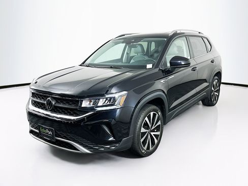 Used 2023 Volkswagen Taos SE w/ Panoramic Sunroof Package FWD image 3
