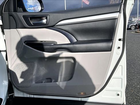 Used 2019 Toyota Highlander XLE image 22