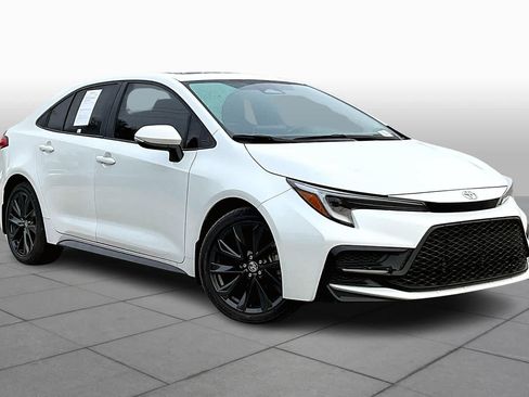 Used 2023 Toyota Corolla SE w/ SE Premium Package FWD image 3