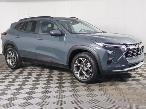 Used 2025 Chevrolet Trax LT FWD image 2
