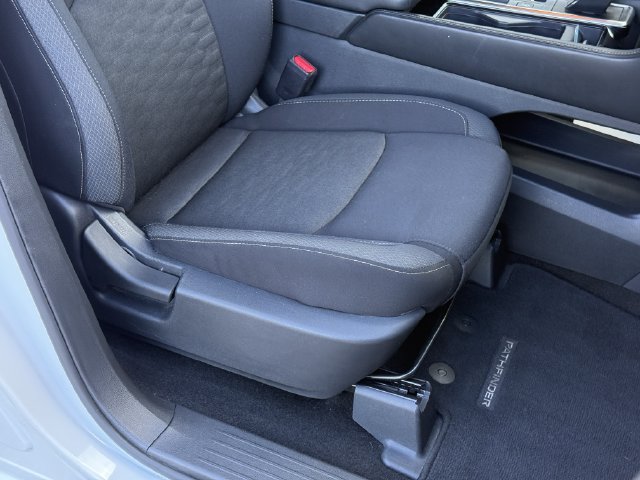 Used 2024 Nissan Pathfinder SV FWD image 18