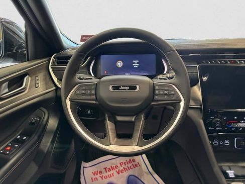 Used 2025 Jeep Grand Cherokee L Limited w/ Luxury Tech Group II AWD/4WD image 13