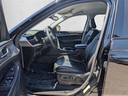Used 2023 Jeep Grand Cherokee Limited RWD image 15