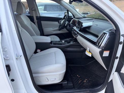 New 2025 Kia Sorento EX image 2