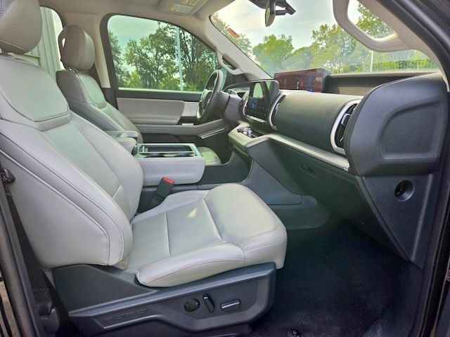 Used 2025 Ford Expedition Active AWD/4WD image 8