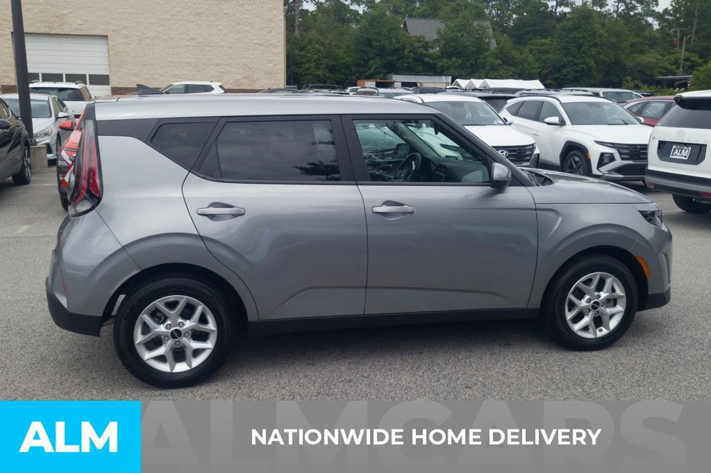 Used 2025 Kia Soul LX FWD image 4