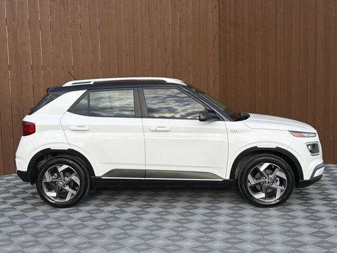 Used 2025 Hyundai Venue Limited image 14