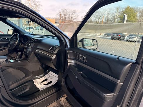 Used 2019 Ford Explorer XLT image 25