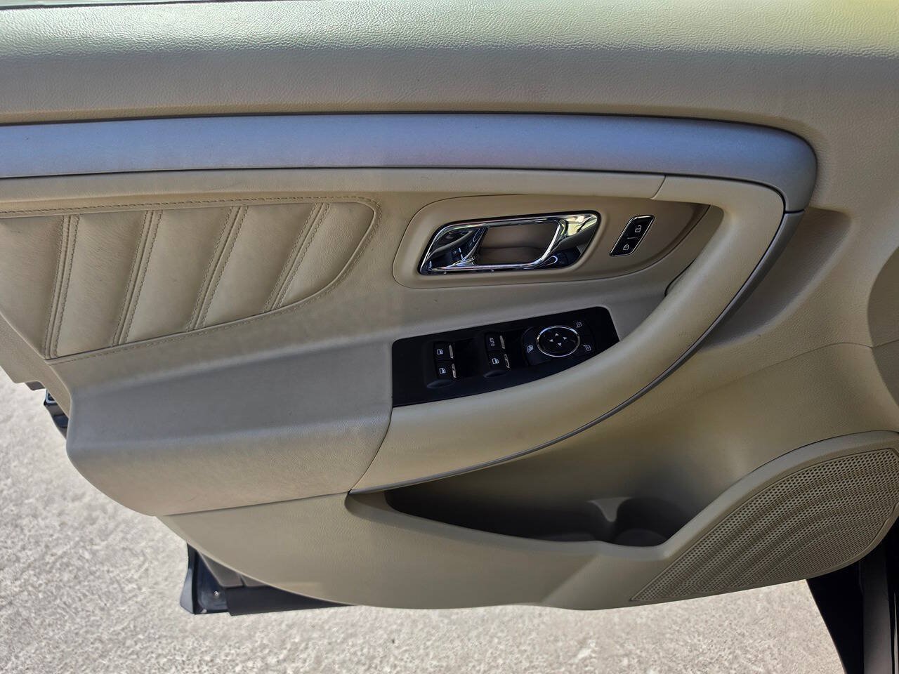 Used 2013 Ford Taurus SE FWD image 19