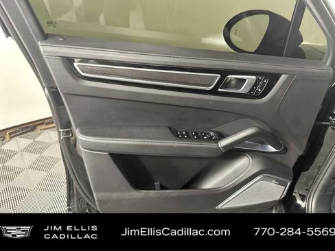 Used 2022 Porsche Cayenne Turbo S image 9