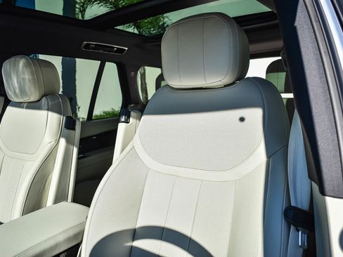 Used 2025 Land Rover Range Rover SE image 25