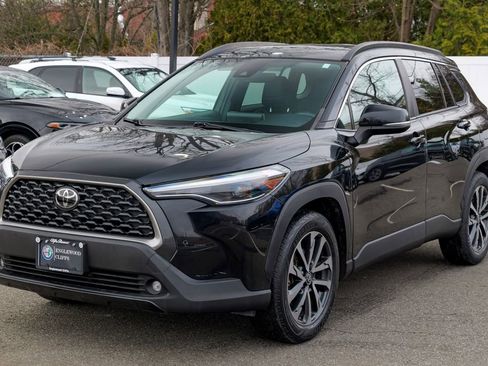 Used 2022 Toyota Corolla Cross XLE image 3