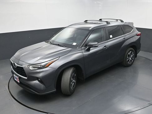 Used 2023 Toyota Highlander XLE AWD/4WD image 34