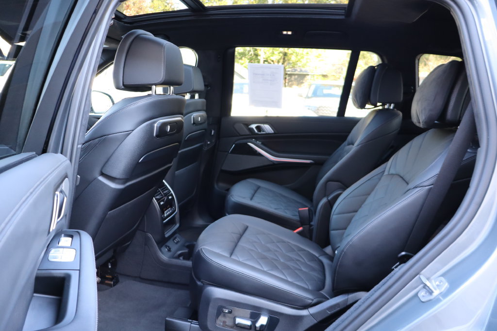 Used 2023 BMW X7 xDrive40i w/ M Sport Package AWD/4WD image 11