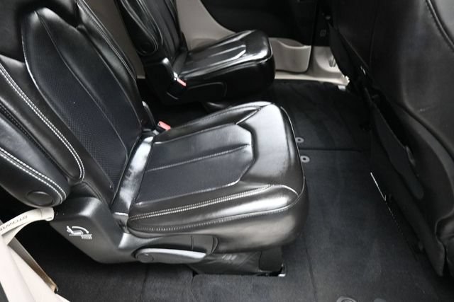 Used 2023 Chrysler Pacifica Touring-L FWD image 28
