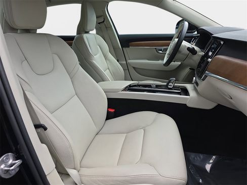 Used 2022 Volvo S90 B6 Momentum w/ Advanced Package image 12