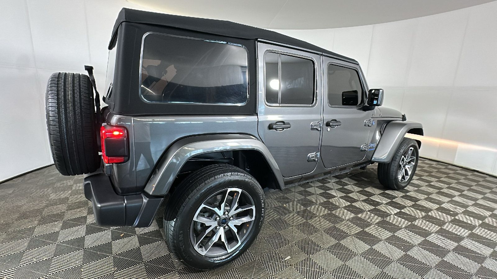 Used 2024 Jeep Wrangler Unlimited w/ Convenience Group AWD/4WD image 4