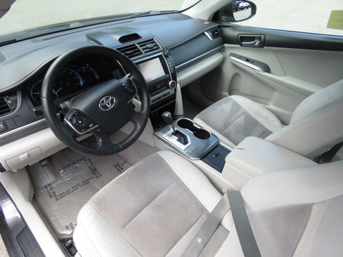 Used 2014 Toyota Camry XLE w/ Leather Package FWD image 11