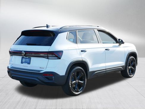 Certified 2025 Volkswagen Taos SE image 7