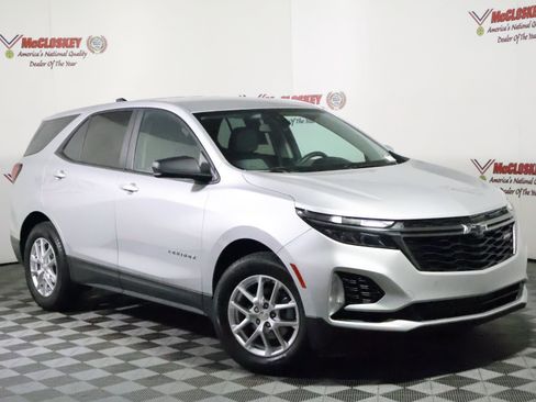 Used 2022 Chevrolet Equinox LS w/ LS Convenience Package FWD image 2